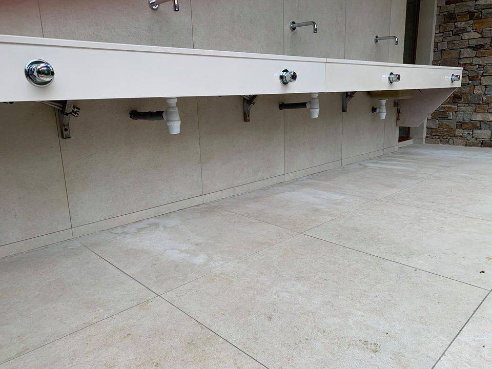 Travaux construction bloc sanitaire camping Bagheera sur la Corse