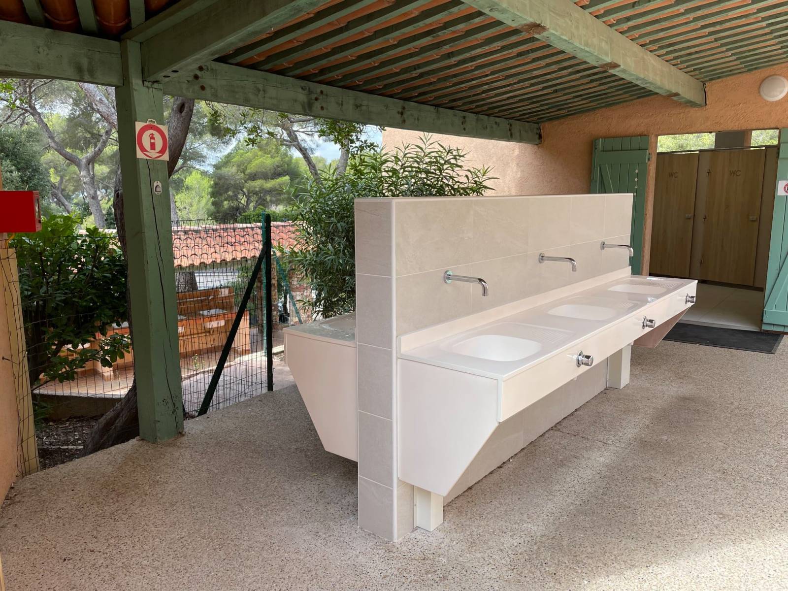 Construction bloc sanitaire extérieur du camping à Saint-Raphaël Var