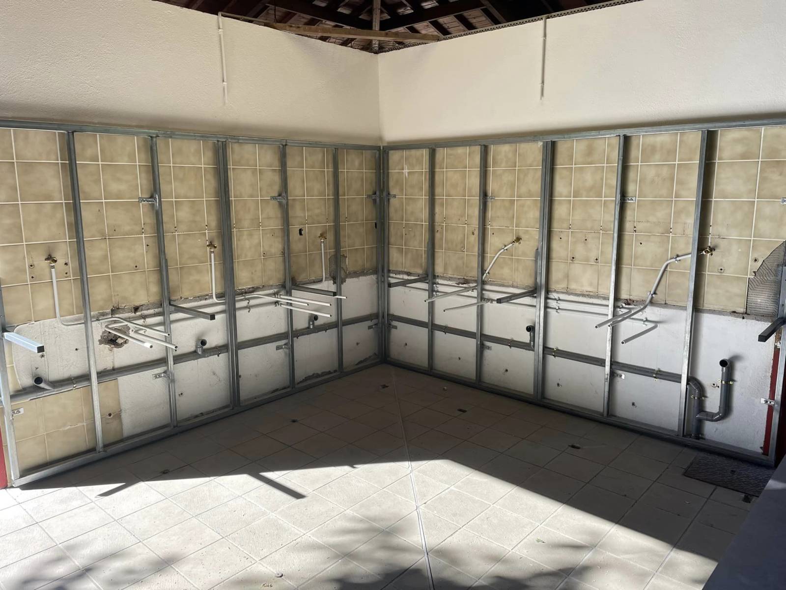 Rénovation d'un coin évier dans bloc sanitaire pour un camping dans le Verdon