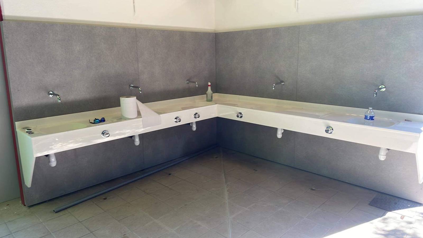 Rénovation d'un coin évier dans bloc sanitaire pour un camping dans le Verdon