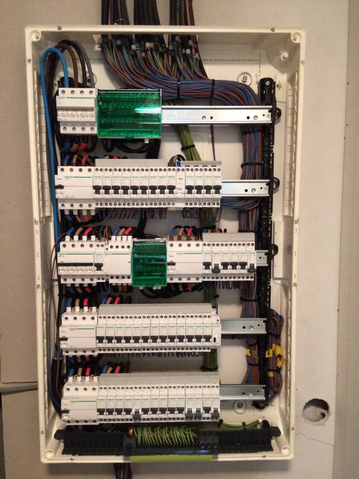 Réalisation d'un tableau électrique pour alimenter un local professionnel au muy dans le Var