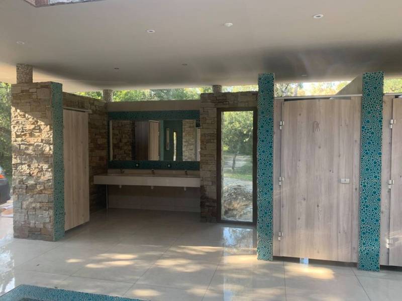 Travaux construction bloc sanitaire camping Bagheera sur la Corse