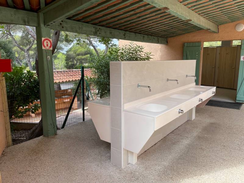 Construction bloc sanitaire extérieur du camping à Saint-Raphaël Var