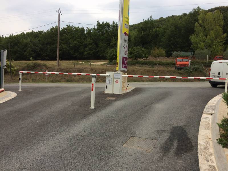 Installation de deux barrières automatiques dans un camping à Bauduen dans le Verdon